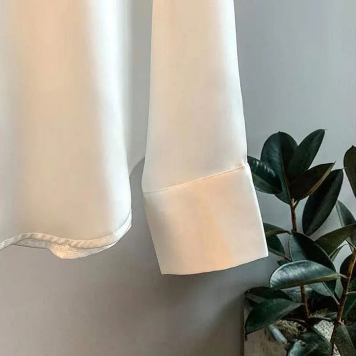 Blusa de mujer de estilo clásico y elegante, ideal como camisa de vestir para oficina. Ropa femenina versátil.