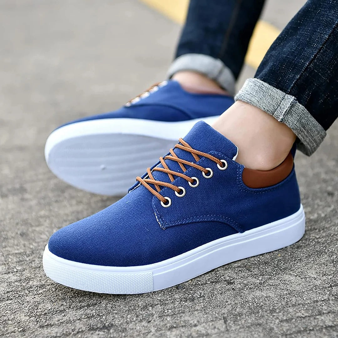 Zapatillas urbanas de hombre, vista desde arriba, destacando suela blanca y diseño limpio para un estilo actual.