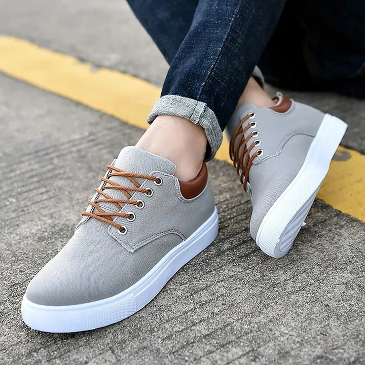 Hombre usando zapatillas urbanas con suela blanca, mostrando la comodidad y el estilo moderno en movimiento.