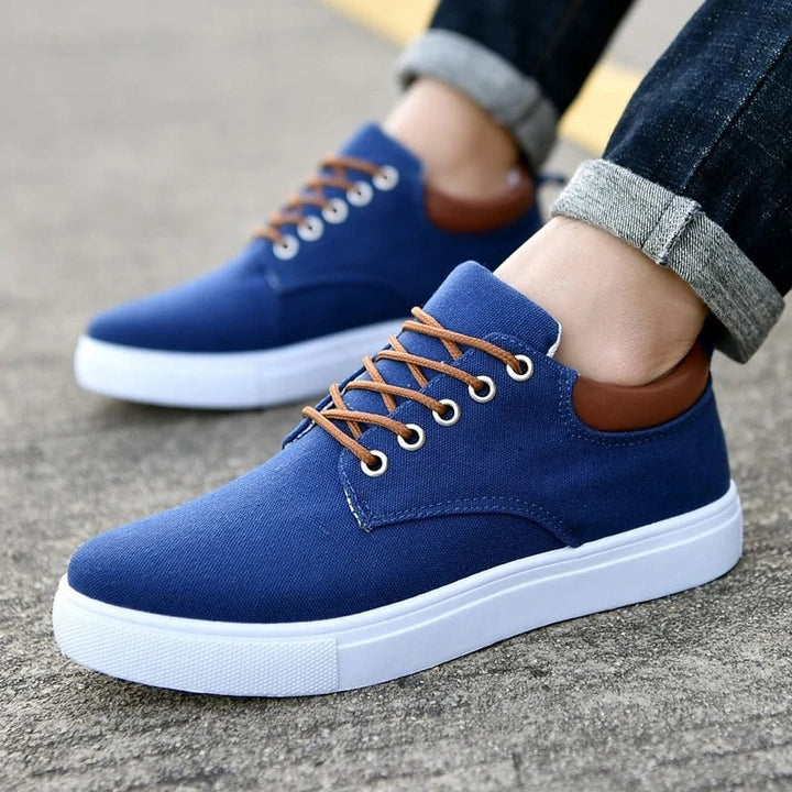 Detalle del talón de zapatillas de hombre, con suela blanca y refuerzo para mayor durabilidad y confort urbano.
