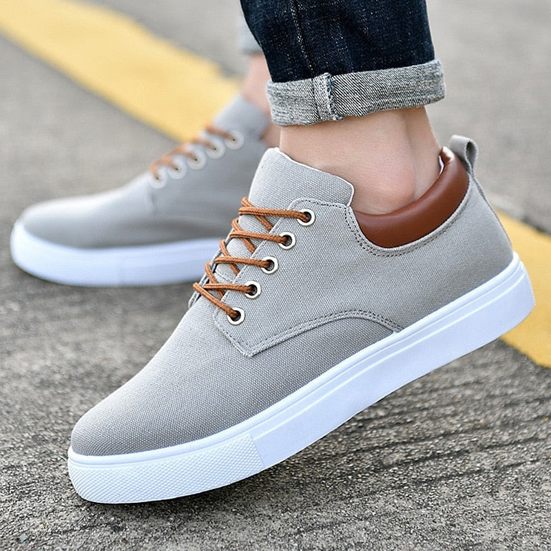 Zapatillas urbanas de hombre, puestas en un pie, resaltando la suela blanca y el estilo casual moderno.