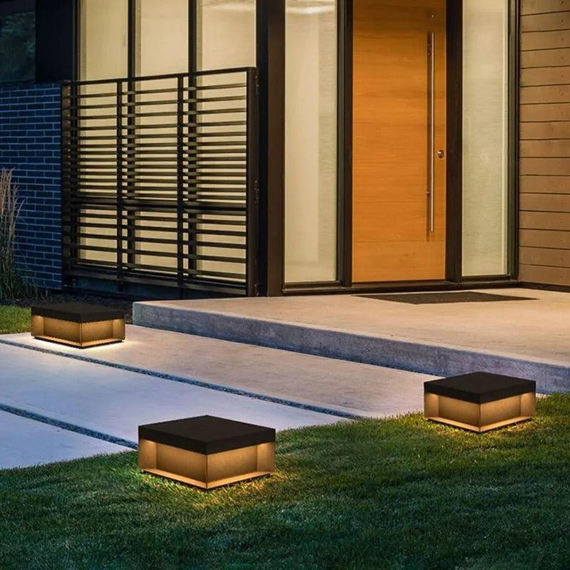 Farol solar LED cuadrado para jardín. Eficiencia energética y luz cálida decorativa para exteriores.