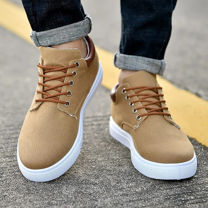Zapatillas de hombre con suela blanca, perfectas para un look urbano y moderno. Cómodas para el día a día.