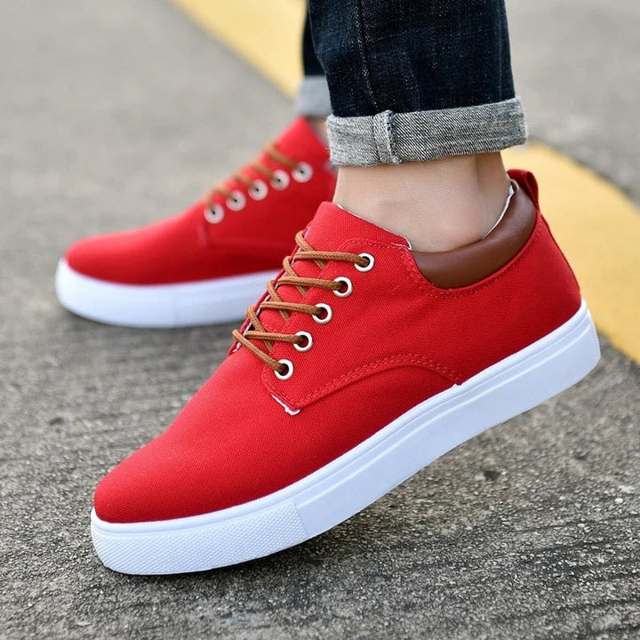 Zapatillas de hombre para estilo diario, suela blanca y diseño urbano que ofrece comodidad y modernidad.