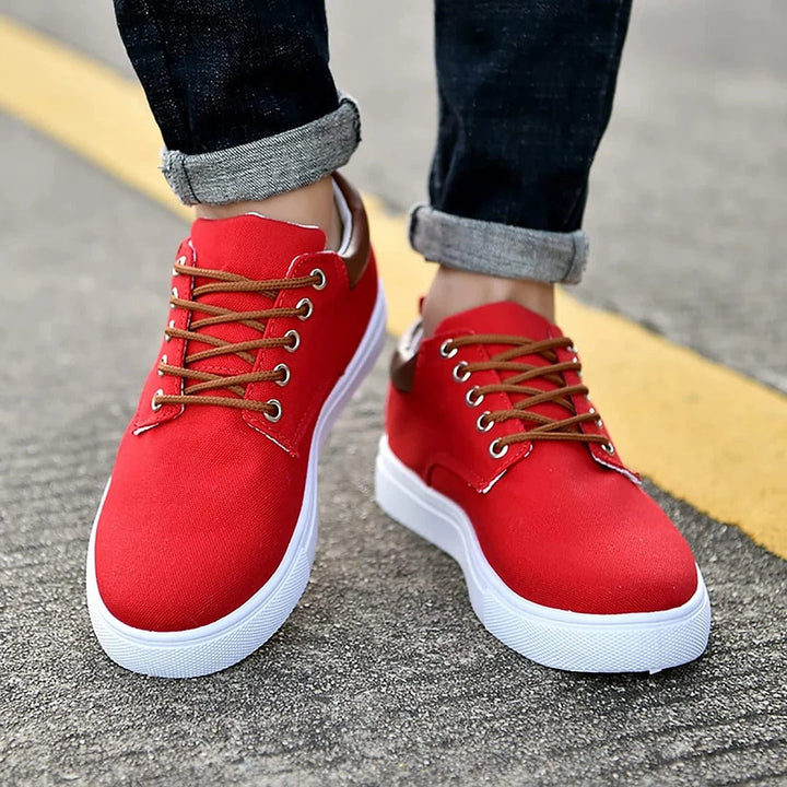 Calzado moderno para hombre, zapatillas urbanas con suela blanca, perfectas para combinar con cualquier atuendo.