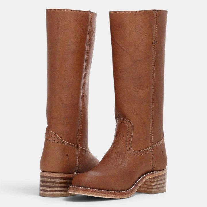 Detalle de las costuras decorativas en botas de mujer media caña con tacón ancho, estilo chic.