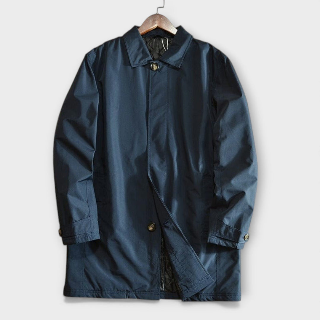 Detalle de la textura impermeable de la chaqueta de invierno para hombre, protección y estilo.