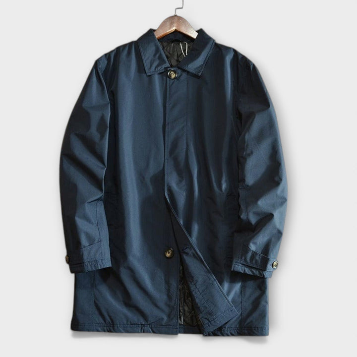Detalle de la textura impermeable de la chaqueta de invierno para hombre, protección y estilo.