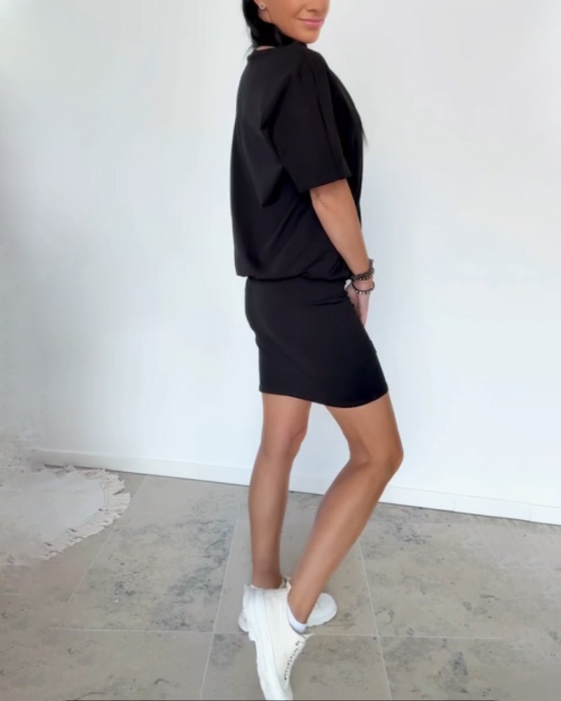 Vestido corto chic de mujer, combinado con accesorios para un look casual de verano versátil.