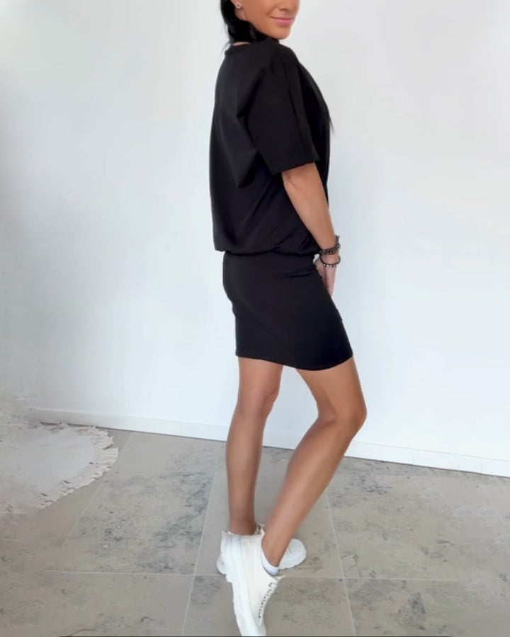 Vestido corto chic de mujer, combinado con accesorios para un look casual de verano versátil.