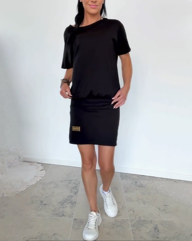 Vestido corto casual de mujer, vista lateral mostrando ajuste cómodo y elástico, estilo chic.