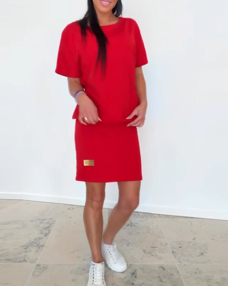 Mujer feliz en vestido corto elástico casual, sintiéndose cómoda y chic en este versátil atuendo.