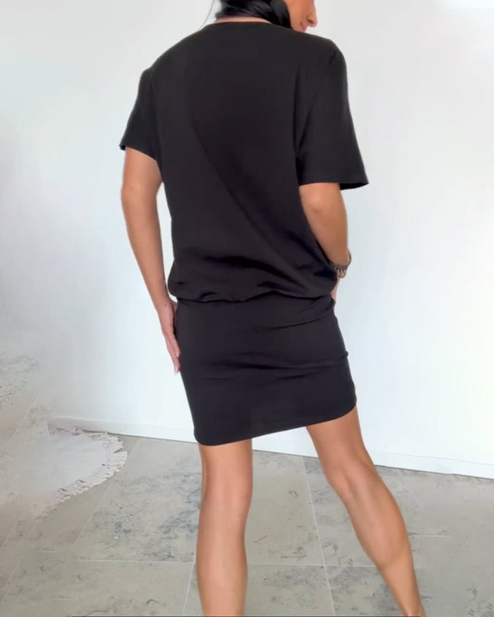 Escote y mangas del vestido corto elástico de mujer, diseño casual y moderno, comodidad diaria.