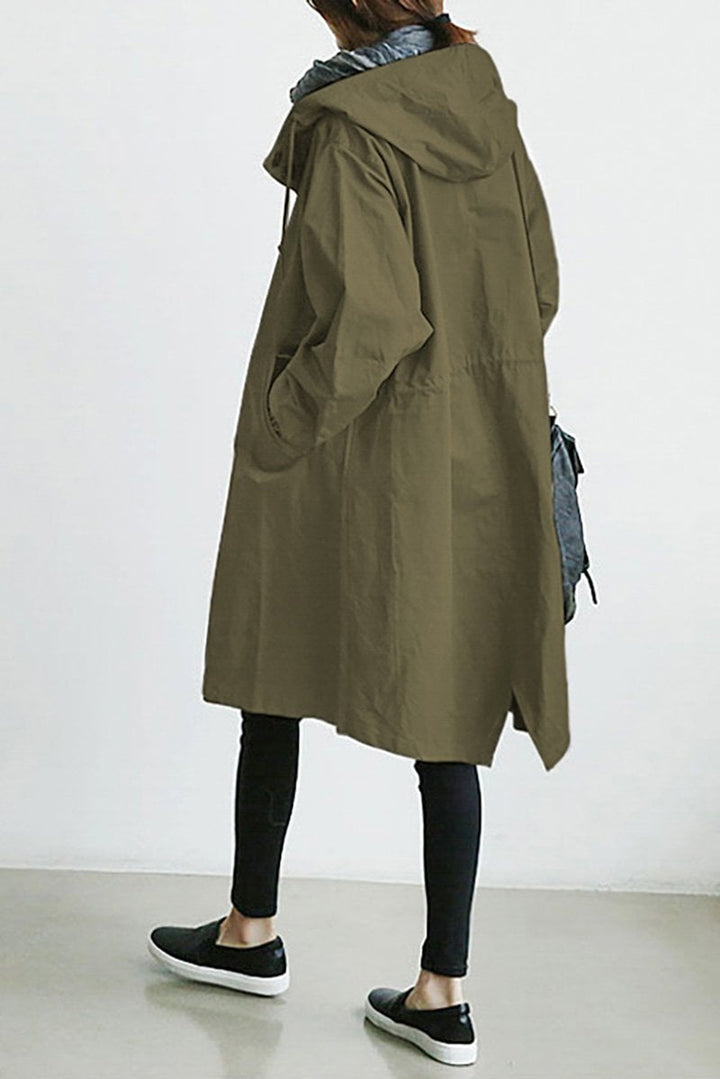 Trench de mujer con capucha ajustable y cinturón, perfecto para un look casual elegante bajo la lluvia.