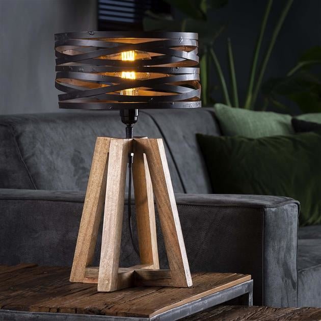 Iluminación moderna con lámpara de mesa industrial de madera. Aporta diseño y ambiente cálido a tu salón.
