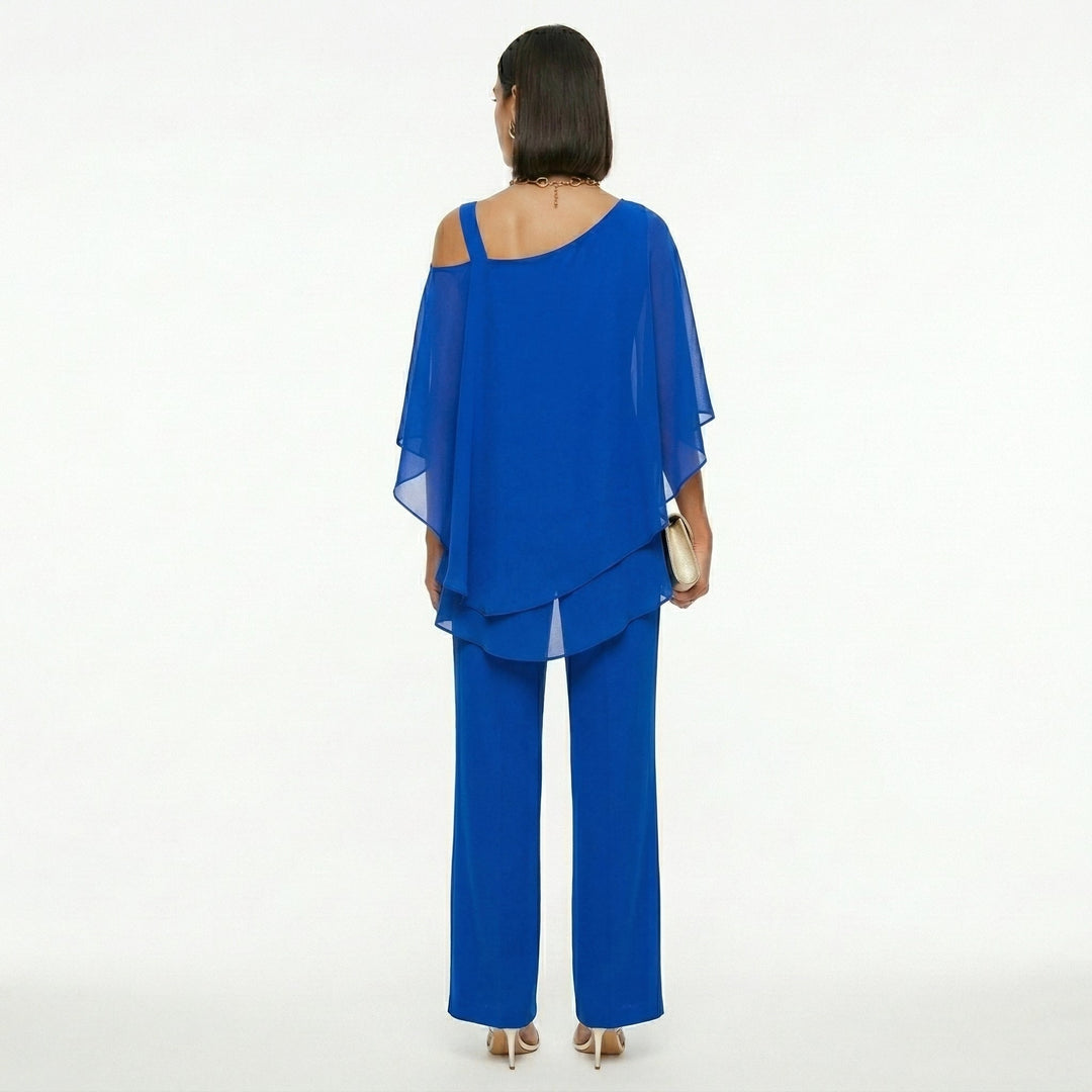 Elegante conjunto de gasa con top asimétrico y pantalón fluido, ideal para eventos de noche.