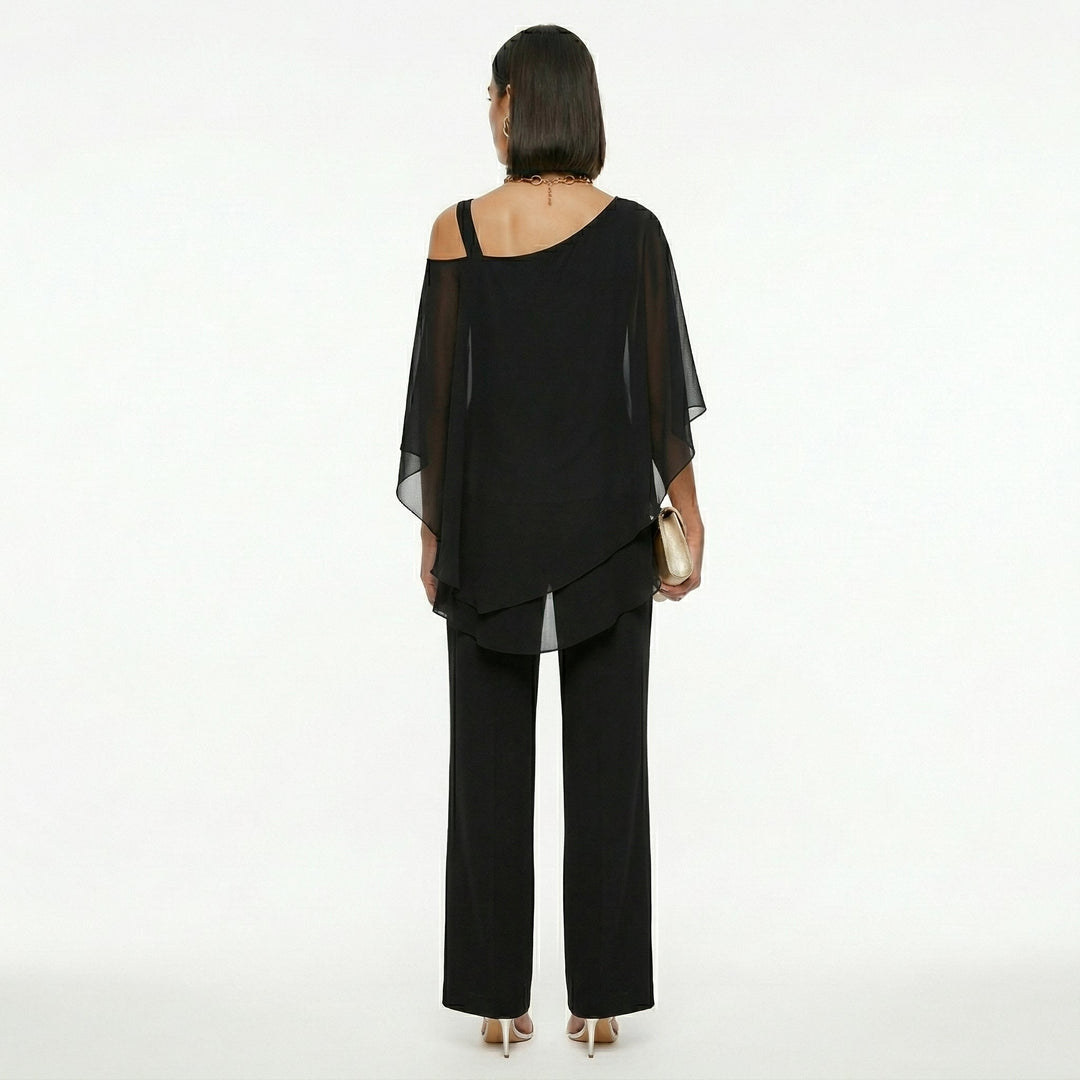 Elegante conjunto de pantalón y blusa asimétrica de gasa, ideal para invitada de boda.