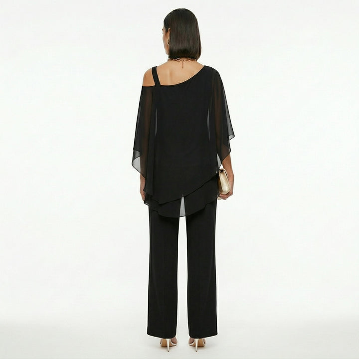 Elegante conjunto de pantalón y blusa asimétrica de gasa, ideal para invitada de boda.