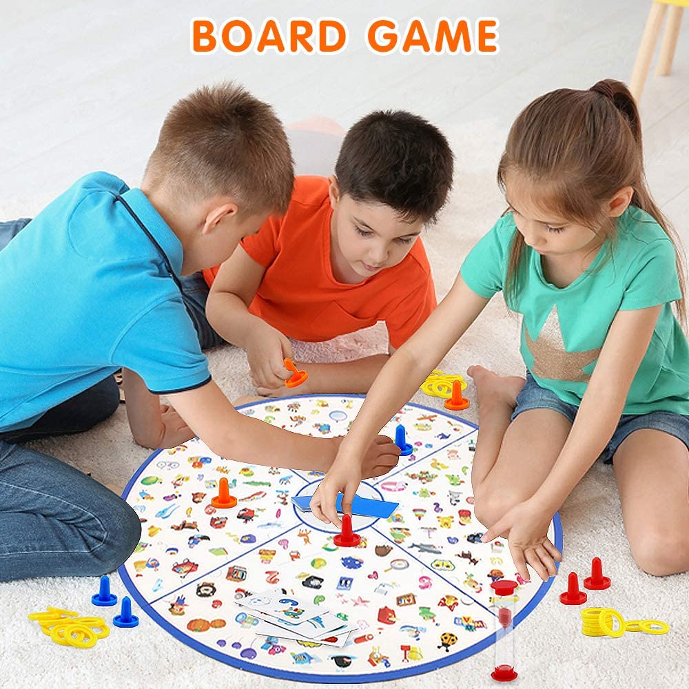 Detalle del juego de mesa de detective para niños con piezas de puzzle coloridas. Juguete educativo familiar.