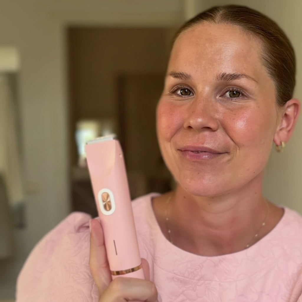 Máquina de afeitar femenina para piel sensible, depilación suave e higiénica, recargable y lista para viajar.
