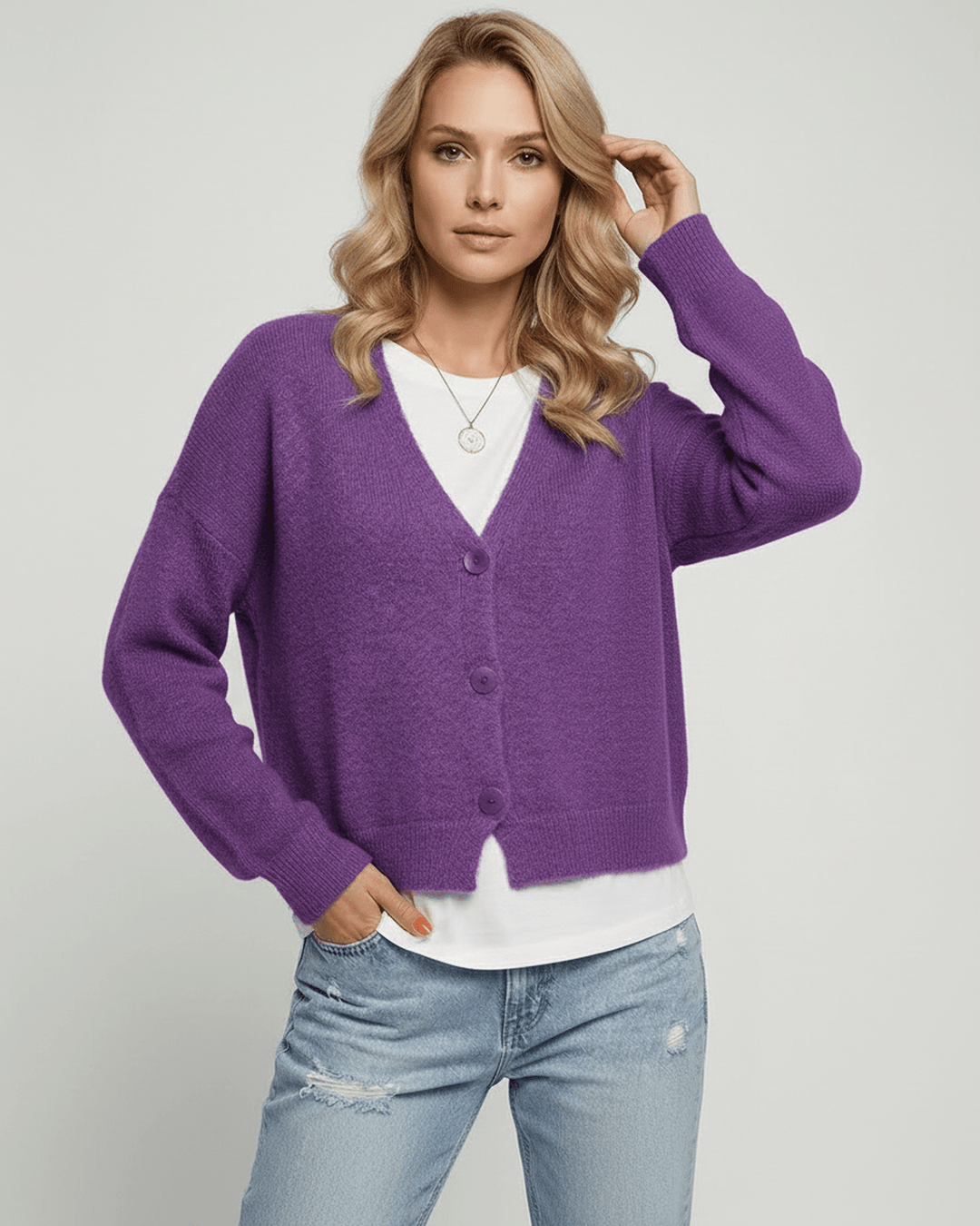 Mujer relajada con cárdigan Iris púrpura. Comodidad y estilo elegante para el día a día.