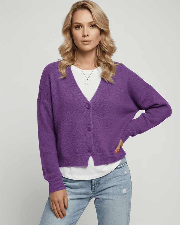 Cálido cárdigan Iris púrpura de mujer, perfecto para días frescos de otoño. Estilo y confort garantizados.