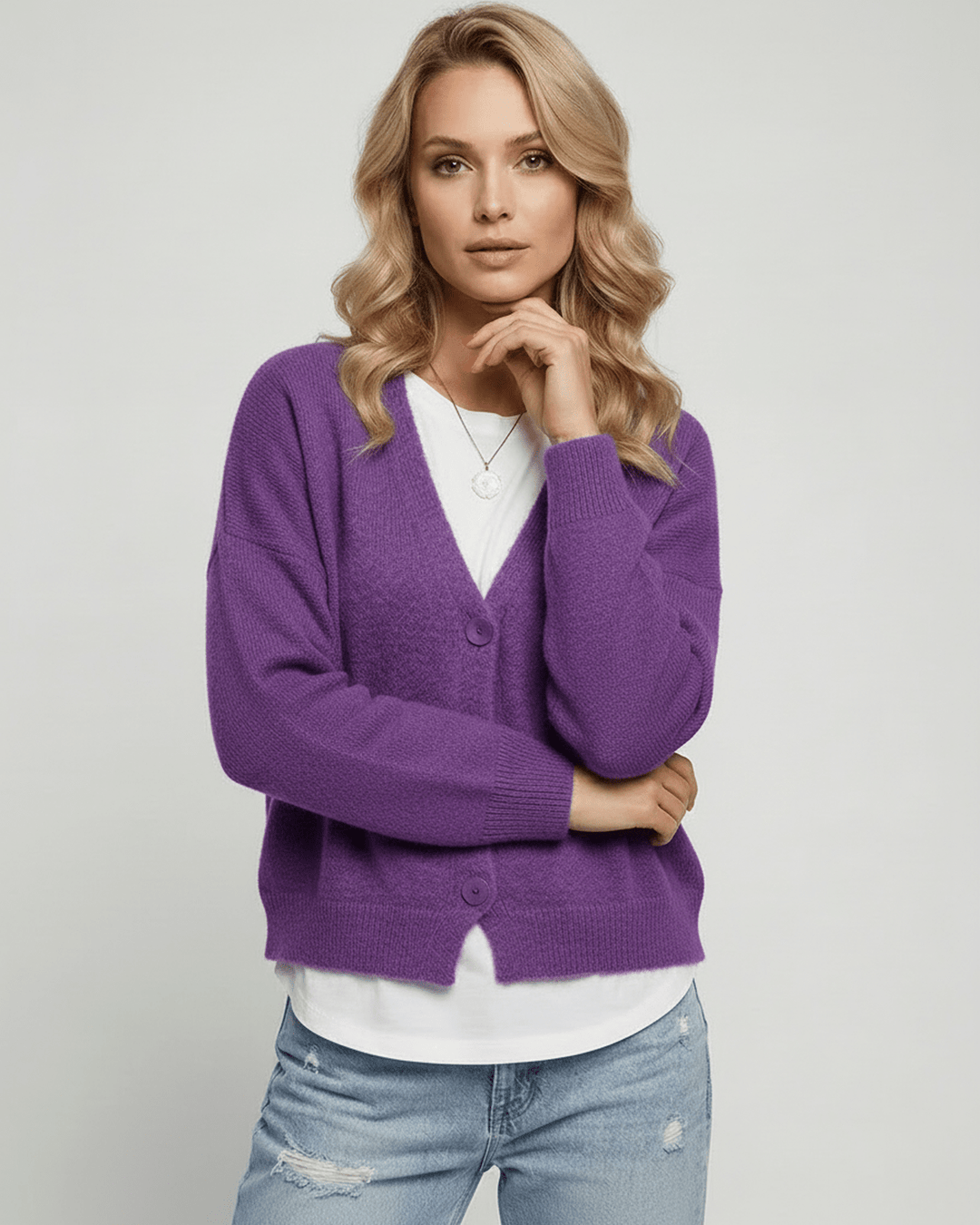 Detalle de tejido suave del cárdigan púrpura Iris para mujer. Confort invernal y estilo chic.