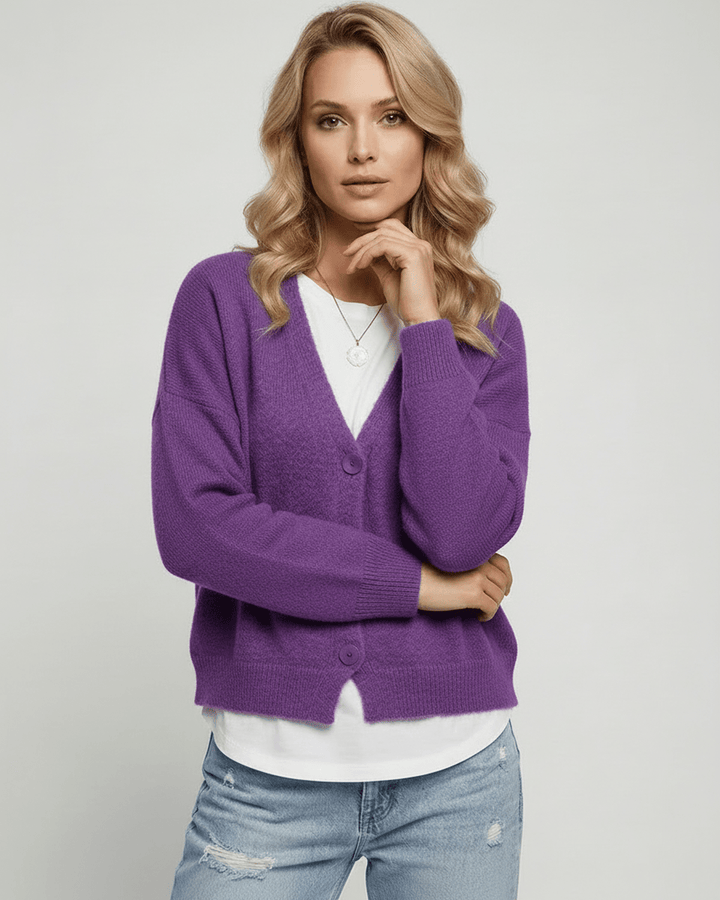 Detalle de tejido suave del cárdigan púrpura Iris para mujer. Confort invernal y estilo chic.