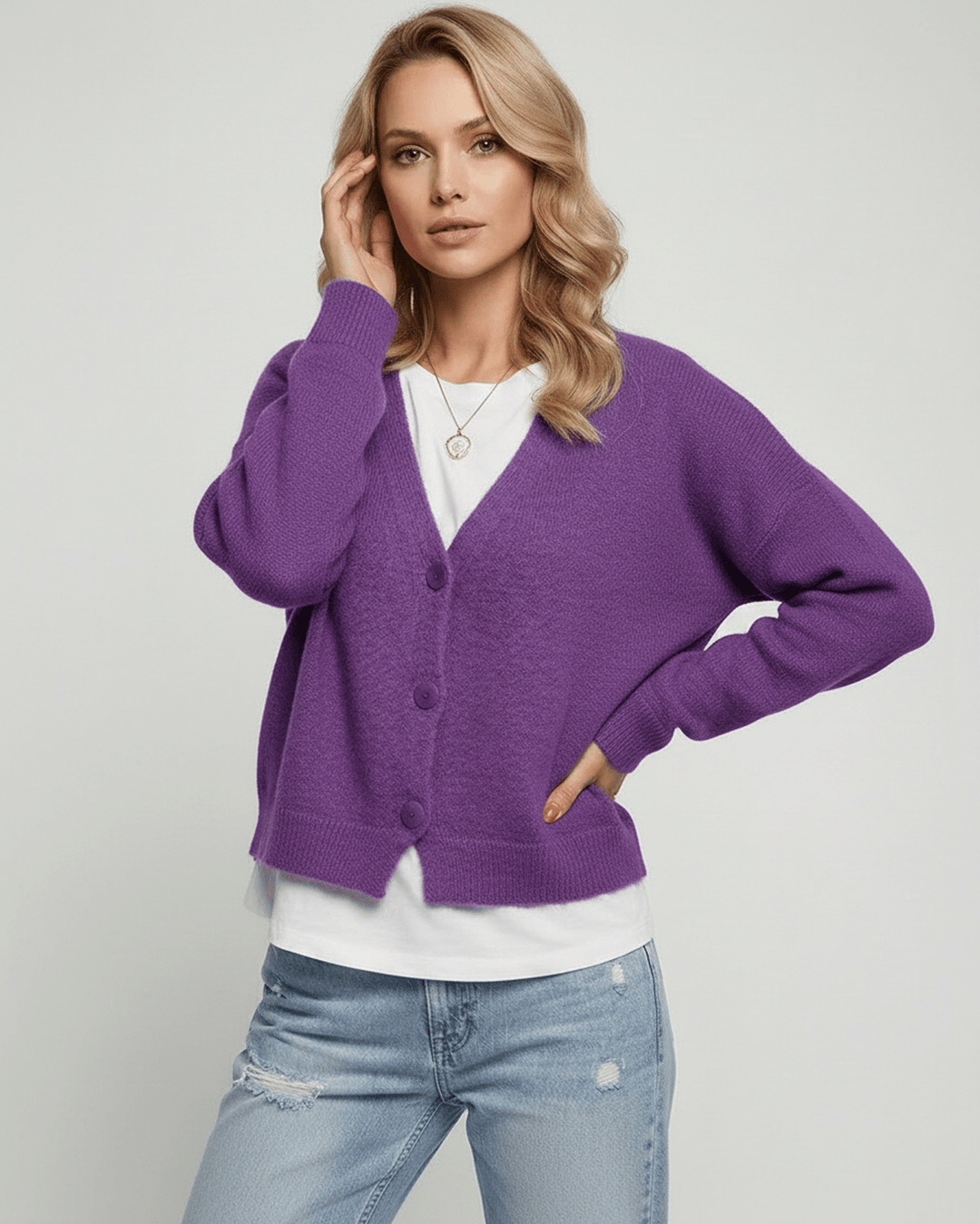 Cárdigan púrpura Iris para mujer, diseño versátil y colores vibrantes. Prenda esencial de moda otoño-invierno.