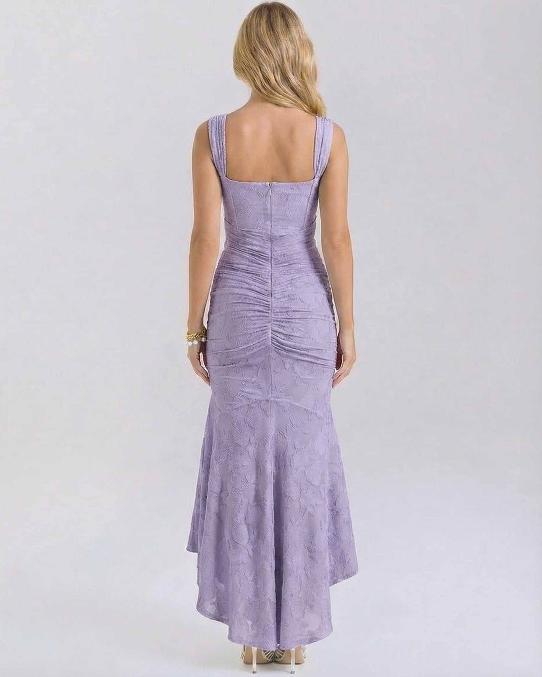 Vestido lavanda maxi jacquard asimétrico, cuello cuadrado y sin mangas. Elegancia femenina para eventos formales.