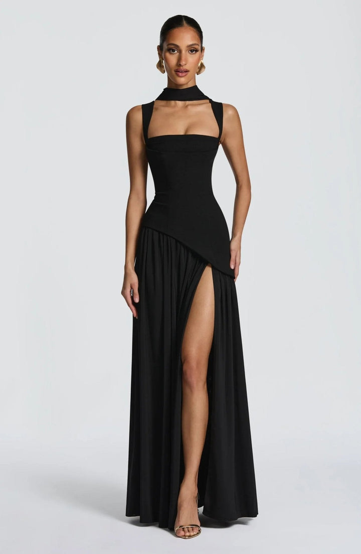 Vestido largo burdeos para mujer, elegante y sin mangas. Diseño con cuello cuadrado y corte en A para fiesta.