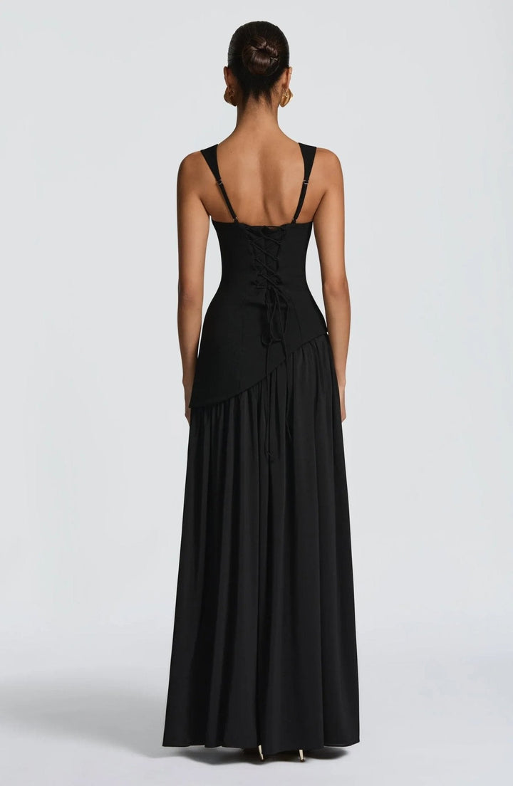 Vestido marrón elegante de fiesta para mujer, sin mangas y cuello cuadrado. Silueta de corte en A, formal.