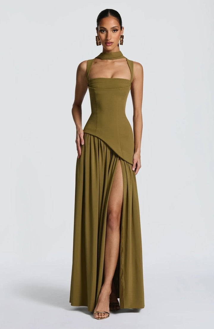 Vestido de fiesta negro elegante para mujer, con cuello cuadrado y sin mangas. Perfecto para eventos especiales.