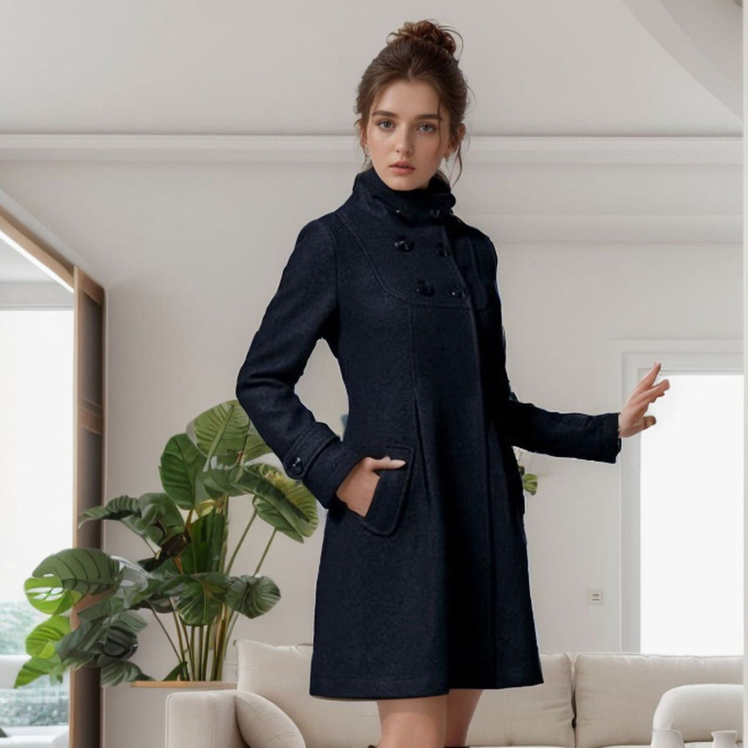 Detalle de los bolsillos laterales en abrigo de invierno reversible para mujer; comodidad y estilo invernal.