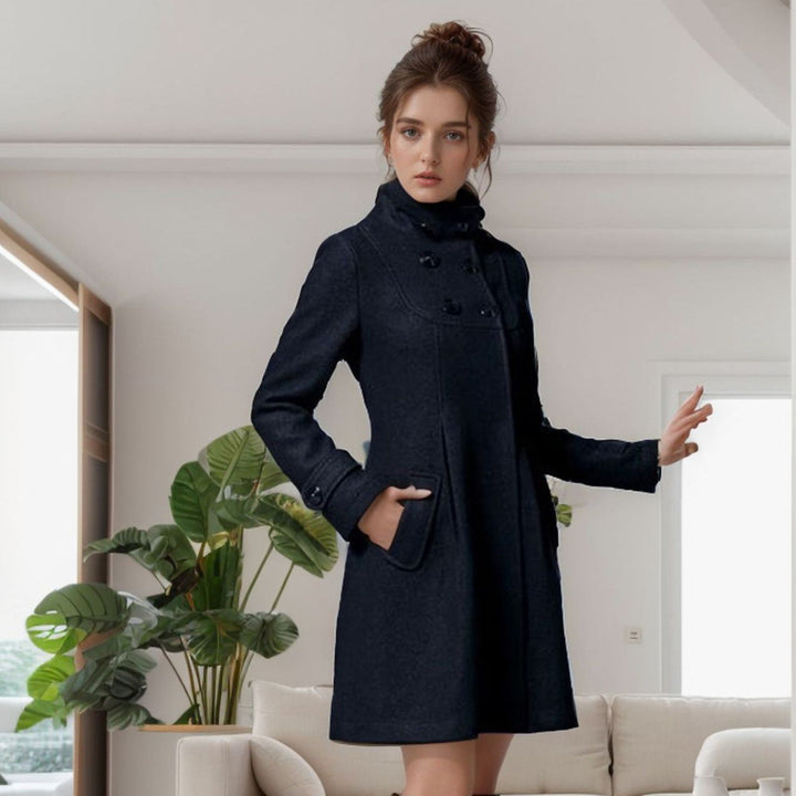 Detalle de los bolsillos laterales en abrigo de invierno reversible para mujer; comodidad y estilo invernal.