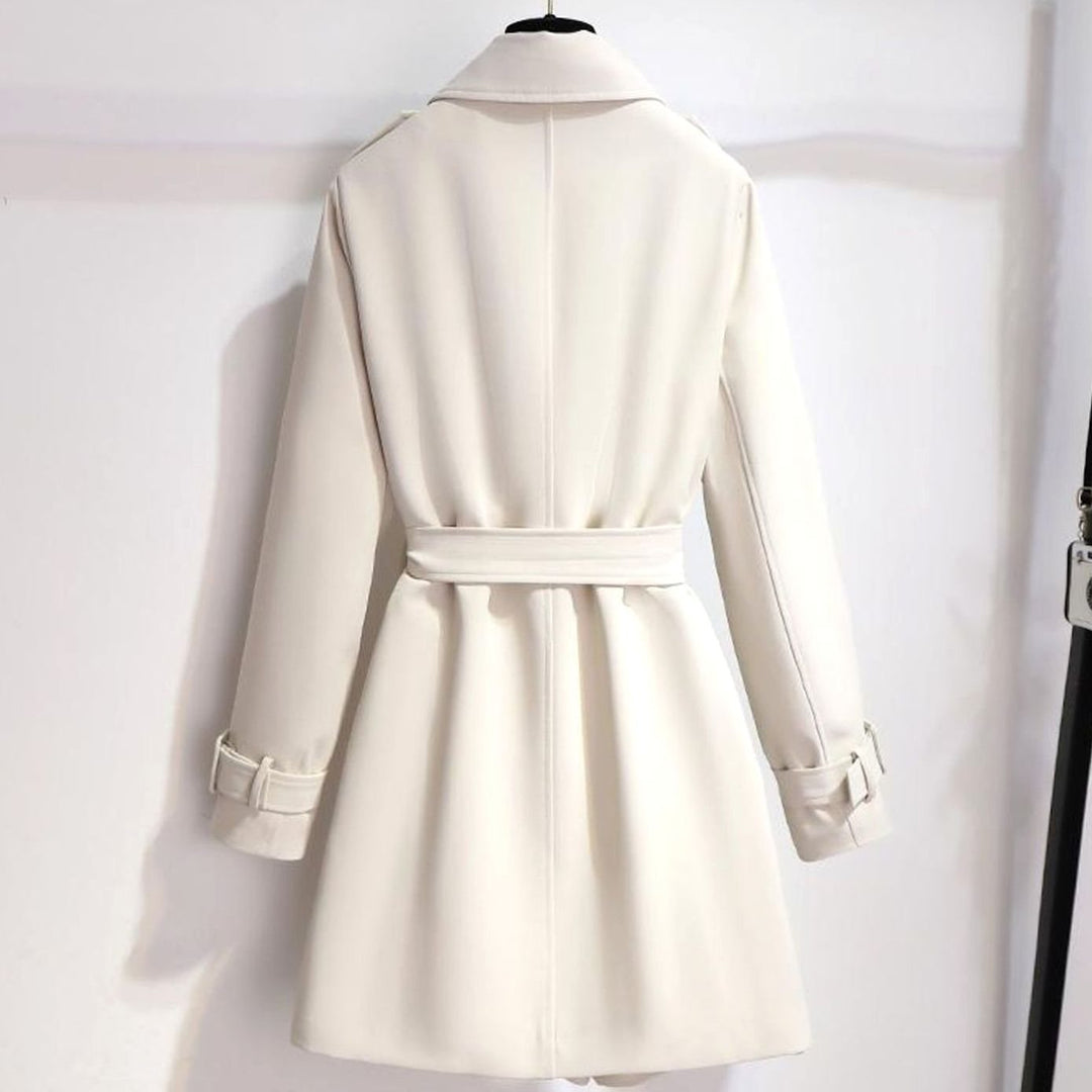 Gabardina midi cruzada en blanco para mujer con cinturón. Perfecta para look casual o de oficina en entretiempo.