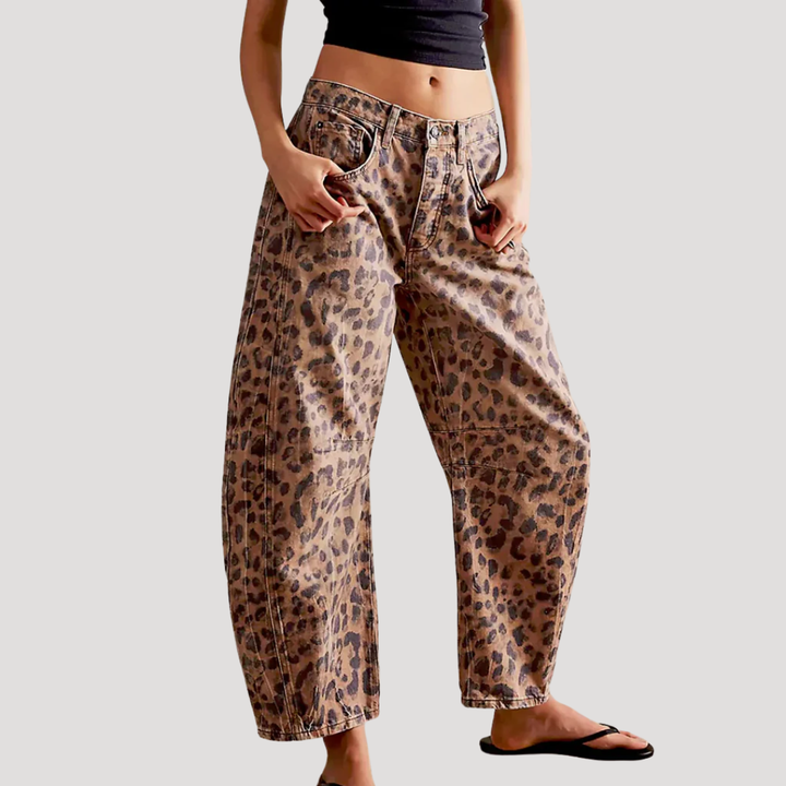 Pantalón vaquero de mujer con estampado de leopardo y corte de pernera barril para la moda de verano.
