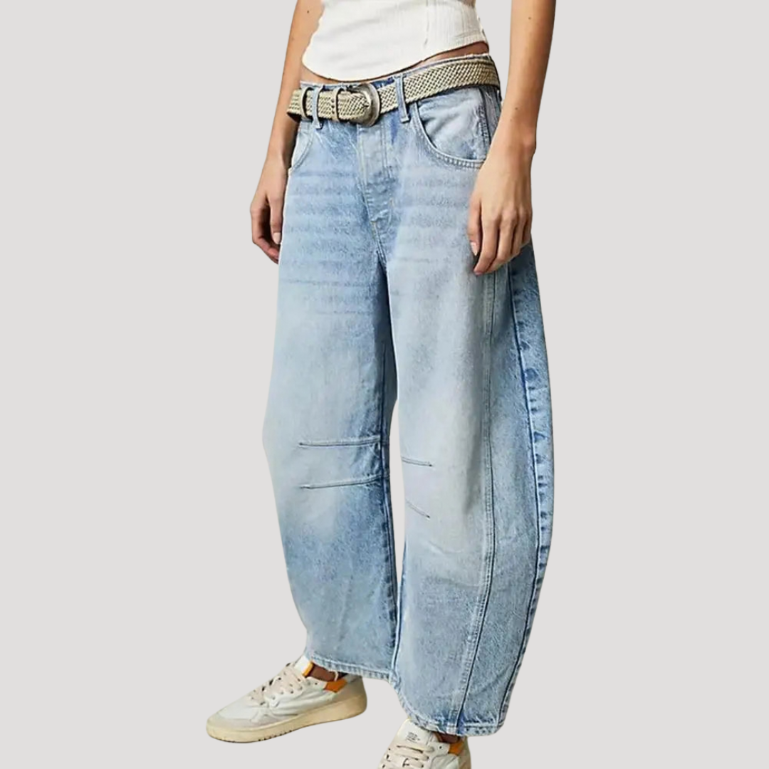Moda verano: Pantalón vaquero mujer estampado leopardo, corte pernera barril, look casual y fresco.