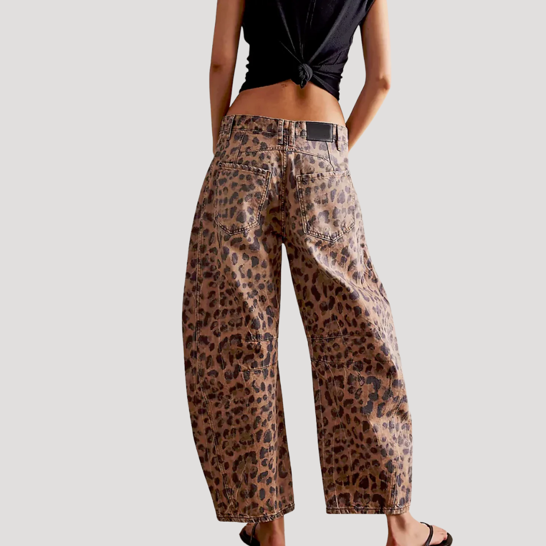 Vaqueros mujer estampado leopardo, corte pernera barril, ideales para moda verano casual.
