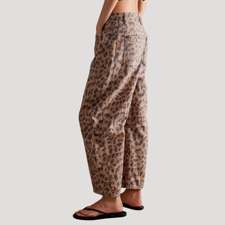 Vaqueros mujer pernera barril con estampado animal leopardo, versátiles para looks casuales de verano.