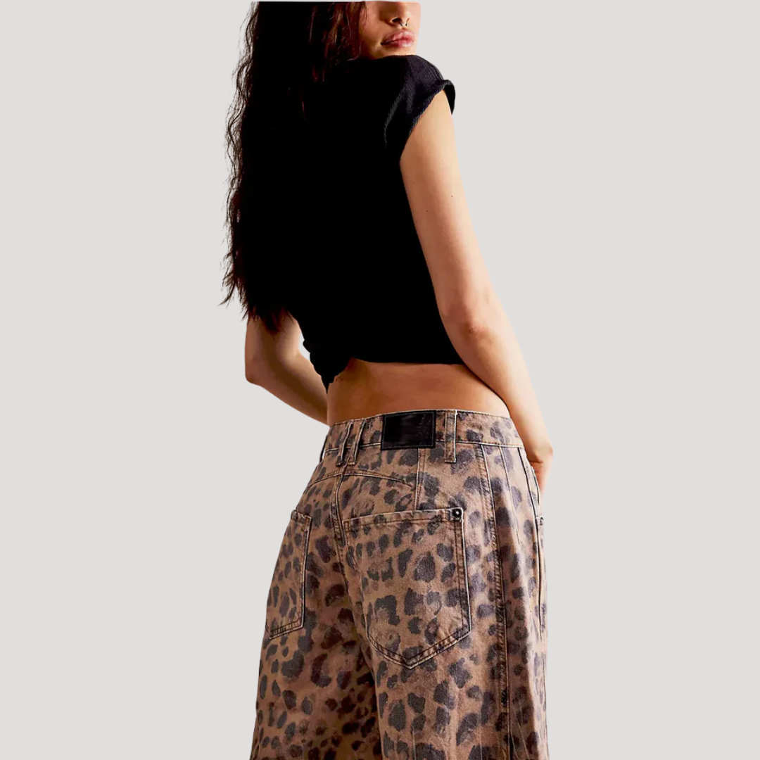Mujer con pantalones vaqueros de leopardo pernera barril, creando un look casual de verano a la moda.