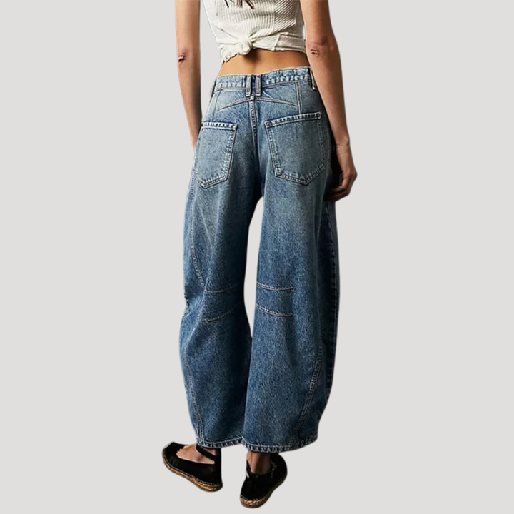 Pantalón vaquero de moda para mujer, estampado de leopardo y pernera barril, estilo veraniego chic.