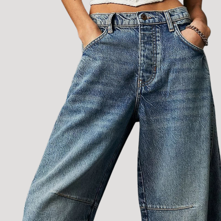 Pantalón vaquero mujer, estampado leopardo, pernera barril. Diseño casual y cómodo para verano.