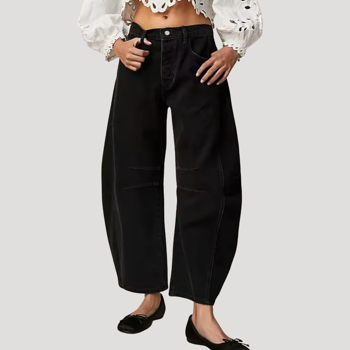 Estampado leopardo vibrante en vaqueros de mujer con pernera barril, moda casual y cómoda para verano.