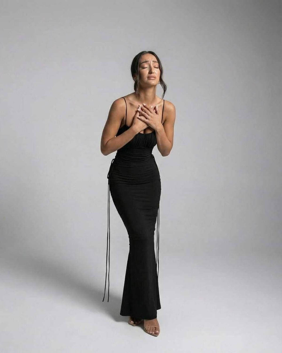 Vestido maxi negro de verano para mujer. Versátil y cómodo, ideal para playa, día o noche.