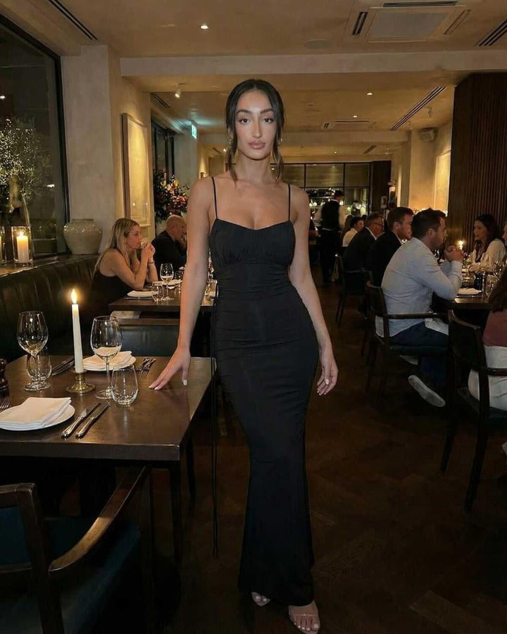 Vestido maxi negro ajustado de mujer, muy elegante. Diseño sin mangas con escote en V, perfecto para noche.