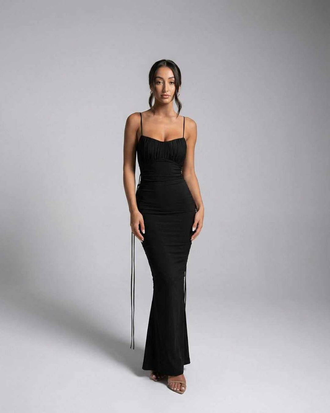 Vestido negro maxi sin mangas con escote en V para mujer. Elegancia versátil para playa o fiesta.