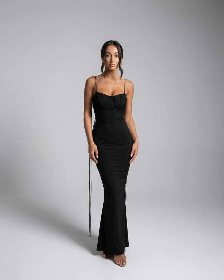 Vestido negro maxi sin mangas con escote en V para mujer. Elegancia versátil para playa o fiesta.