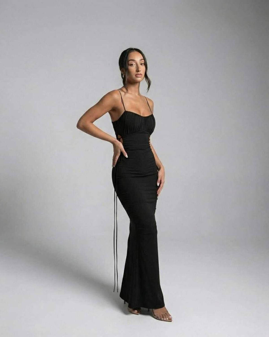 Chic vestido maxi negro formal para mujer. Elegancia sin esfuerzo para cualquier ocasión, diseño estilizado.