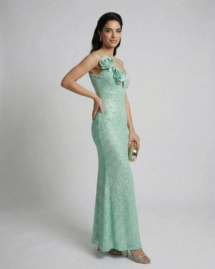 Vestido maxi verde menta con diseño floral y escote V para mujer. Elegancia sin mangas, largo tobillo, ocasión especial.